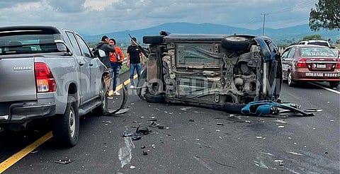Camioneta y auto protagonizan choque en la México-Guadalajara