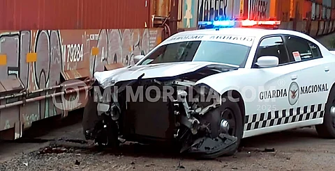 Patrulla impacta contra tren en entrada a Pátzcuaro