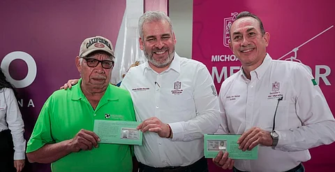 Entrega Bedolla visas y computadoras en audiencia pública en Queréndaro