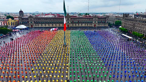 Más de 6 mil personas forman la bandera LGBT más grande del mundo en el Zócalo