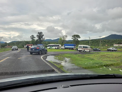 ¿Vas a salir? Bloquean en Santa Fe de la Laguna carretera Morelia-Zacapu
