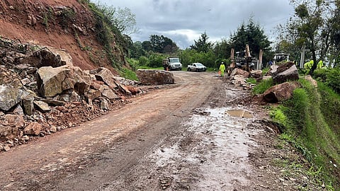 Alerta vial: 3:05 pm: continúa cierre total en la Toluca-Morelia por derrumbe en Mil Cumbres