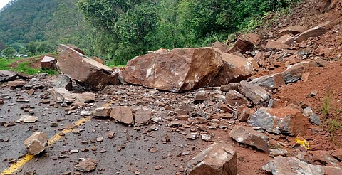 Derrumbe bloquea tramo carretero Morelia-Huajúmbaro
