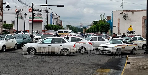 Taxistas bloquean calles del centro de Morelia por presunto hostigamiento de autoridad