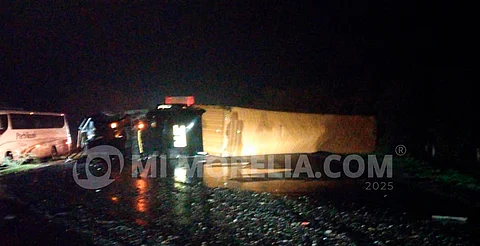 Michoacán: vuelca tráiler en la Siglo XXI; no hay heridos