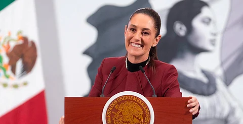 Son 109 km de obras de continuidad, 2 mil 200 km de ejes prioritarios, 16 km de puentes y distribuidores viales, 904 km del programa Lázaro Cárdenas del Río, más de 2 mil km de caminos artesanales, más de 48 mil km de conservación rutinaria y 10 mil km periódica