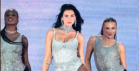 Este es el look con el que Dua Lipa brilló en Londres gracias a Swarovski