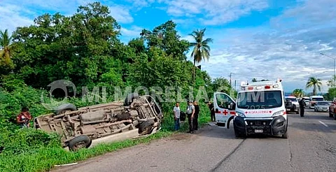 Combi vuelca tras choque con tráiler en Lázaro Cárdenas; hay 9 personas heridas