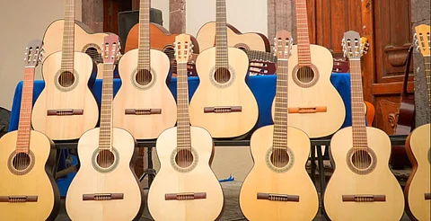 Secum entrega 100 guitarras a Sahuayo para conformar su Orquesta Municipal