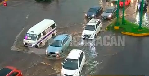 ¡Precaución! Encharcamiento en Calzada La Huerta afecta vialidad en Morelia