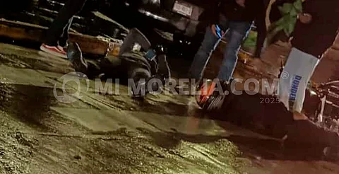 Motociclistas resultan heridos tras choque con auto en el Centro Histórico de Morelia