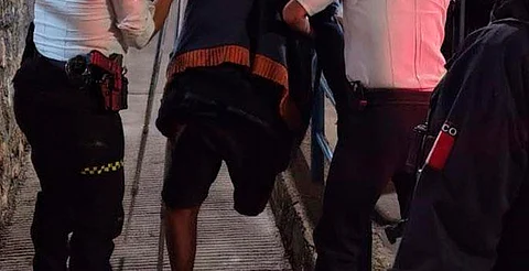 Bajo la lluvia y en situación de calle: así rescataron a un hombre en Morelia