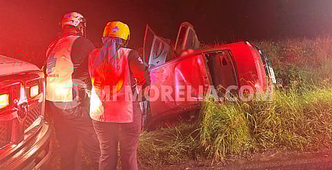 Grave volcadura en Tiripetío deja a joven prensada dentro del vehículo