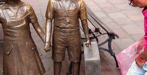Reinstalan maletín en escultura de los Niños Españoles en el centro de Morelia