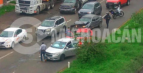 Chocan tres autos entrando a Morelia y provocan tráfico en plena hora pico