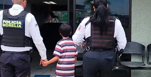 Policía de Morelia rescata a niño extraviado en mercado de abastos; fiscalía toma el caso
