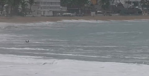 Turista muere ahogado por oleaje de huracán Flossie en Manzanillo