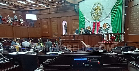 En ilegalidad reanudan sesión en el Congreso; diputados inconformes desconocen su validez