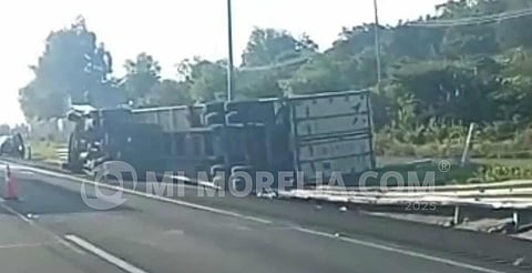 Vuelca tráiler en la autopista México-Guadalajara