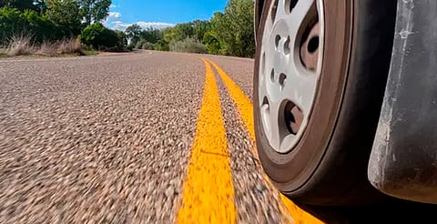 ¿Sabes qué significan las líneas en el pavimento? Así ayudan a prevenir accidentes