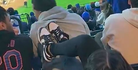 La mujer fue escoltada fuera del estadio tras múltiples patadas