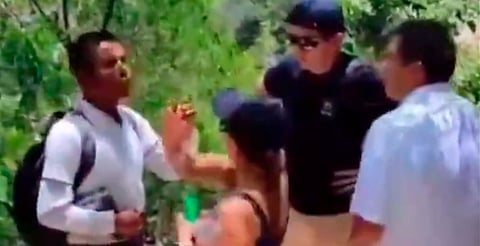 Captan a turistas vandalizando la Peña de Bernal: ‘Todos lo hacen’, dicen