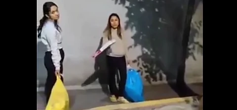 VIDEO: Chavas se enojan porque las confrontan por tirar su basura en la calle, en CDMX