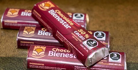 Presenta Sheinbaum el Chocolate del Bienestar; barra de $14 llega a tiendas oficiales