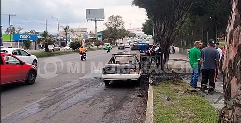 Auto se incendia a la altura de colonia La Soledad en Morelia