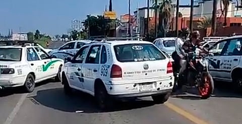 Transportistas bloquean carreteras y calles en Zamora; exigen freno a taxis foráneos