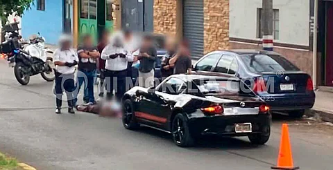 Atropellan a abuelito en avenida Héroes de Nocupétaro; salió ileso y se fue en combi