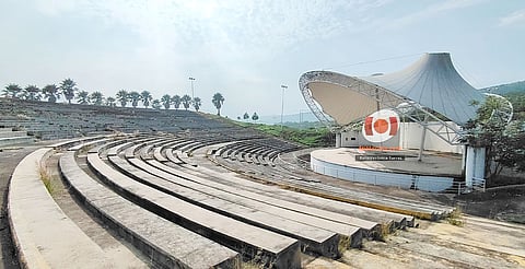 Recinto Ferial: Del glamour a resguardo de archivero muerto y mobiliario gubernamental