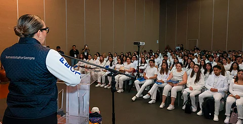 Yarabí Ávila llama a estudiantes a realizar su servicio social con vocación de servir