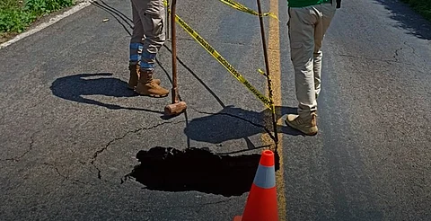 Se forma socavón en carretera Tacámbaro-Chupio; afecta un carril