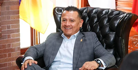 Se registra Carlos Torres Piña como aspirante a la FGE