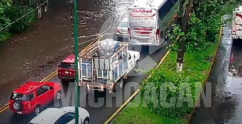 ¡Precaución! Encharcamiento en Madero Poniente complica vialidad