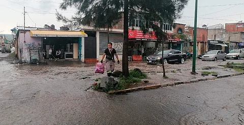 Lluvia inunda principales avenidas de Morelia; brigadas entran en acción