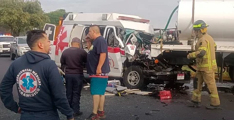 Chocan ambulancia y pipa en la Morelia-Pátzcuaro; dos fallecidos, preliminar