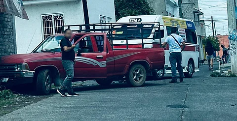 Combi y camioneta se impactan en la colonia 18 de Mayo, en Morelia