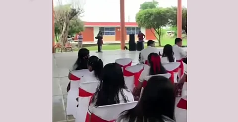 VIDEO: chava denuncia acoso de maestros en plena clausura