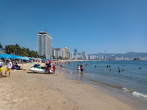 Pese a advertencia de Cofepris, alcaldesa de Acapulco invita a bañarse en playas contaminadas