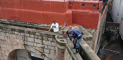 Gerencia del Centro Histórico protege su joya colonial: retiran lodo y basura del Acueducto