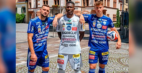 El uniforme incluye logos en camiseta, short y medias