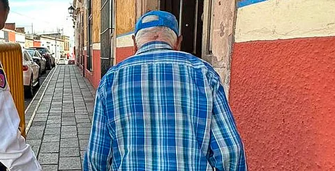 Rescatan a abuelito en el Centro de Morelia; su hijo lo sacó de casa y vivía en la calle