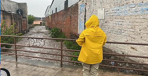¡Trombas en Michoacán! Arroyo se desborda y arrastra vehículos en Ecuandureo