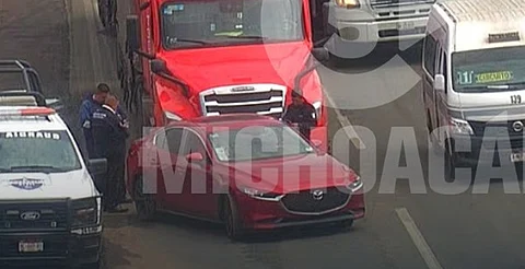 Se registra accidente vial entre auto y camión en el periférico de Morelia