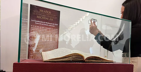 Exhiben primera Constitución de Michoacán a 200 años de su promulgación