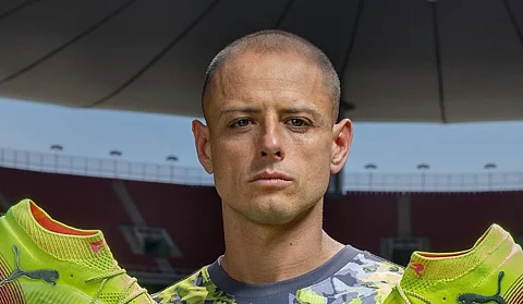 "Mujeres, están fracasando": Chicharito desata polémica con mensaje sobre género y roles en el hogar