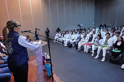 Yarabí Ávila reconoce a estudiantes que realizarán su servicio social en las comunidades que más lo necesitan