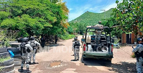 Enfrentamientos criminales desatan caos y abandono en El Guayabo, Apatzingán